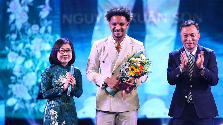 Cầu thủ Nguyễn Xuân Son tại lễ trao giải. Cầu thủ Nguyễn Xuân Son tại lễ trao giải.