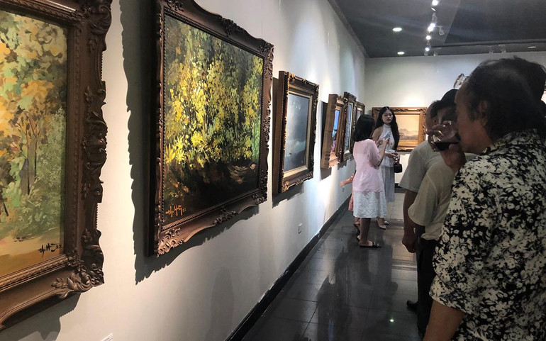 Triển lãm thu hút sự chú ý của đông đảo người xem