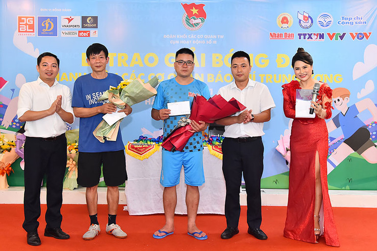 Ban Tổ chức trao danh hiệu Thủ môn xuất sắc nhất và Cầu thủ ghi nhiều bàn thắng nhất cho các cá nhân tại Lễ trao giải Giải bóng đá thanh niên báo chí Khối Trung ương năm 2023.