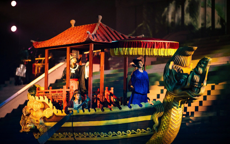 Thuyền rồng chuyển động trên sân khấu.