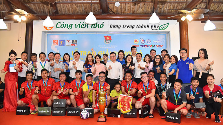 Đồng chí Lê Quốc Minh, Ủy viên Trung ương Đảng, Tổng Biên tập Báo Nhân Dân, Phó Trưởng Ban Tuyên giáo Trung ương, Chủ tịch Hội Nhà báo Việt Nam cùng các đại biểu, đại diện Ban Tổ chức, nhà tài trợ chụp ảnh lưu chung với đội vô địch hạng thi đấu Serie A Tạp chí Cộng sản.