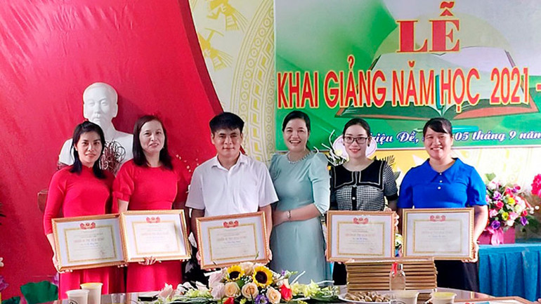 Khen thưởng giáo viên giỏi trường Tiểu học Triệu Đề.