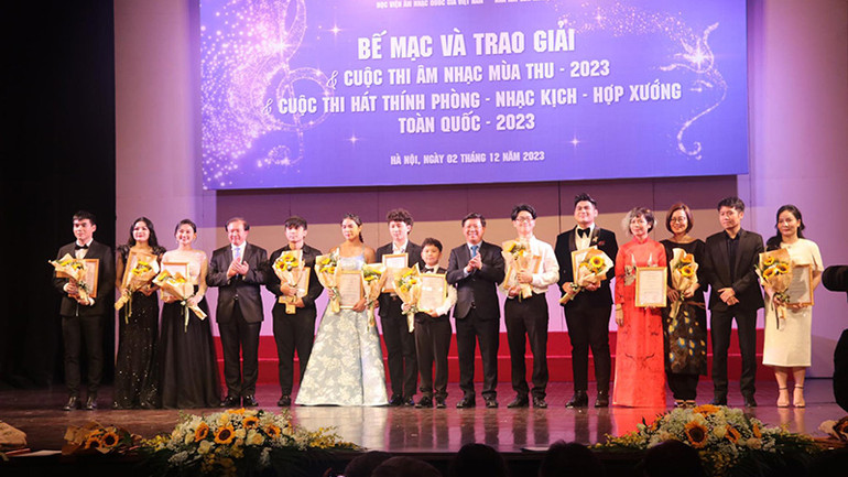 Cảnh Trần (thứ 5 từ phải sang) tại lễ trao giải cuộc thi.