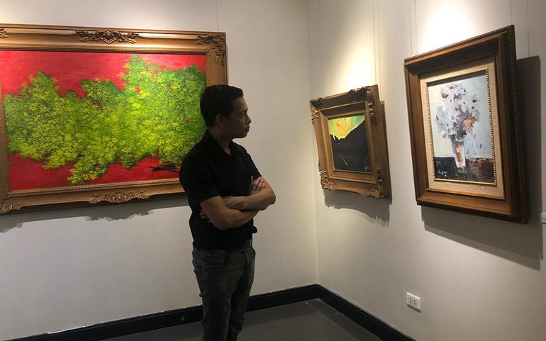 Họa sĩ sử dụng những chiếc khung gỗ rất cầu kỳ cho tranh.