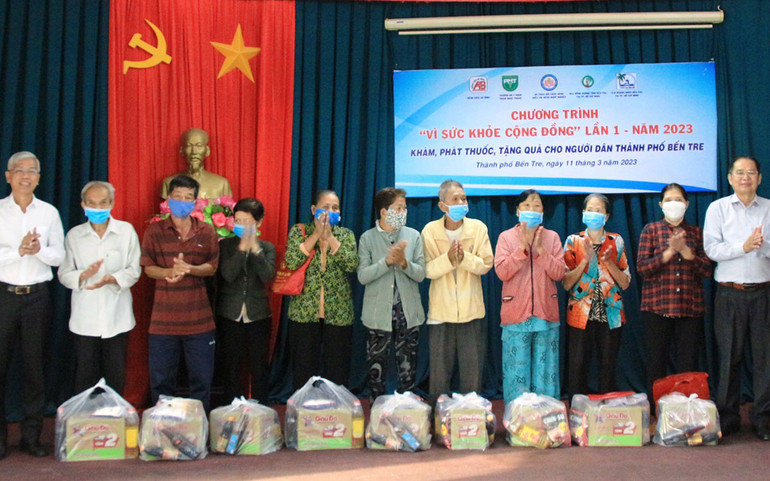 Trao quà cho những hộ dân nghèo, khó khăn, neo đơn trên địa bàn thành phố Bến Tre. Trao quà cho những hộ dân nghèo, khó khăn, neo đơn trên địa bàn thành phố Bến Tre.