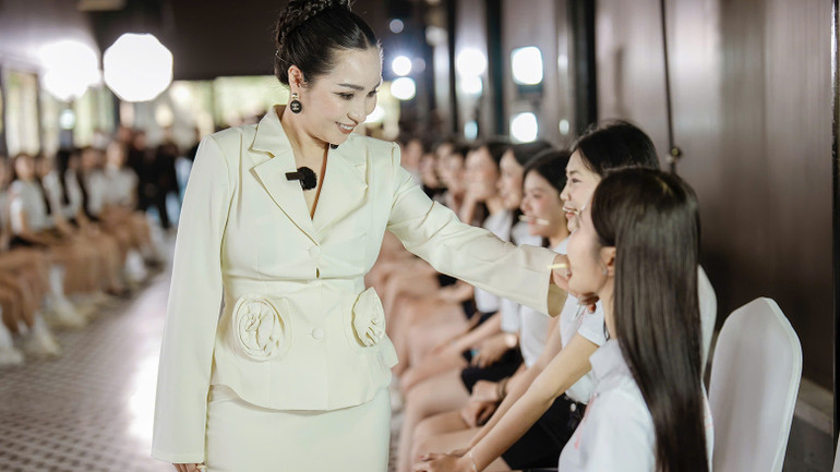 Chuyên gia Châu Loan hướng dẫn các thí sinh phong thái lịch thiệp khi tham gia các hoạt động.