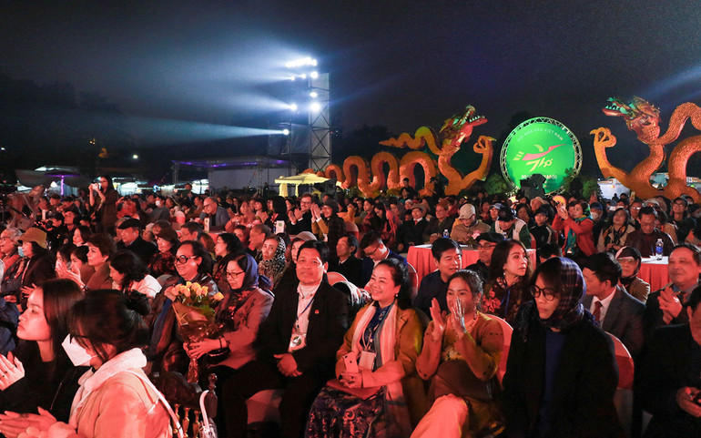 Khán giả nhiều lứa tuổi theo dõi các tiết mục thơ.