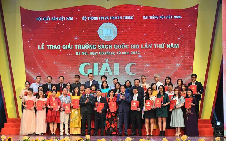 Các tác giả và đơn vị xuất bản giành giải B.(Ảnh: THỦY NGUYÊN)