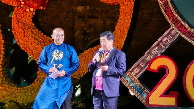 Nhà thơ Jeon-Min (Hàn Quốc) trình bày bài thơ "Có một Vịnh Hạ Long trong lòng Hà Nội". (Ảnh: NHƯ TRANG)