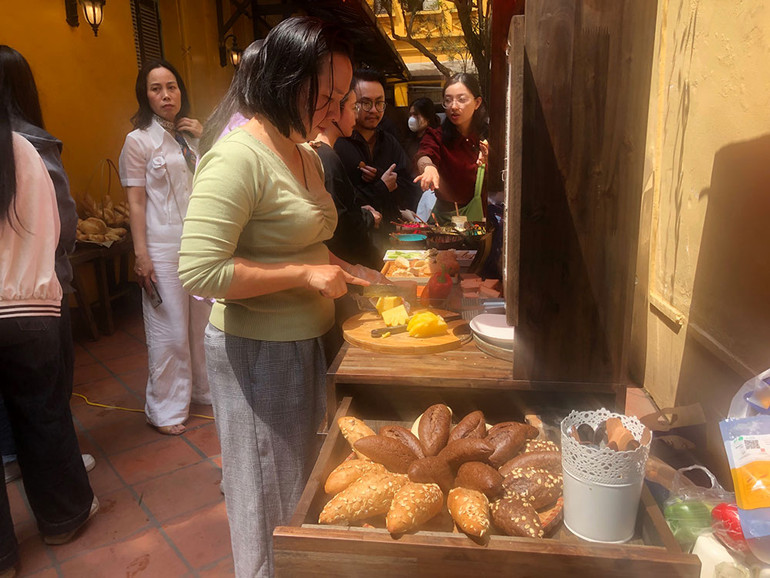 Một quầy bánh mì với đủ loại nhân.