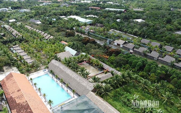 Hồ bơi, nhà hàng quy mô 2.000 khách xây dựng kiên cố với mái ngói trên đất nông nghiệp.