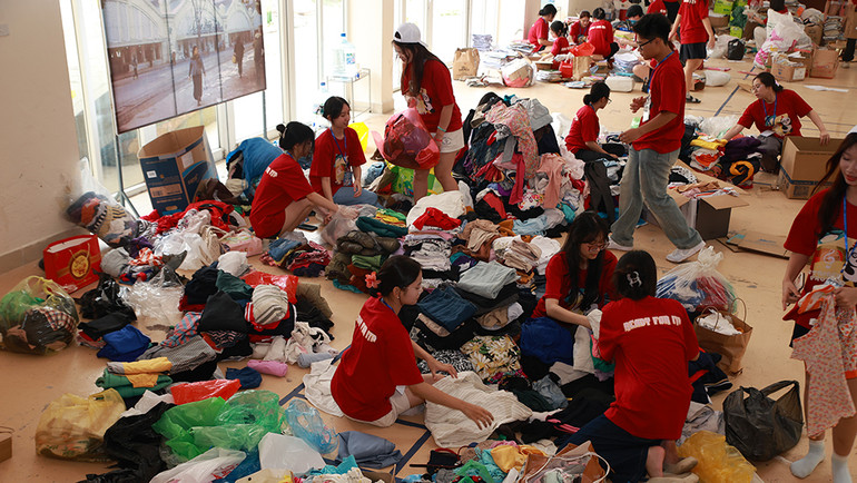 Các thành viên dự án thu gom quần áo cũ.