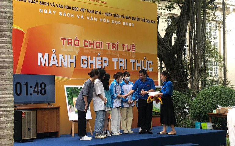 Sinh viên tham gia các hoạt động của Ngày Sách và Văn hóa đọc 2023 tại Thư viện Quốc gia.