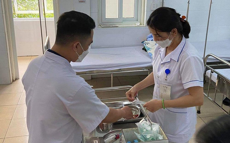 Do thiếu thuốc đông y cho nên Bệnh viện Y dược cổ truyền Quảng Bình phải tiêm thuốc tây y cho người bệnh.