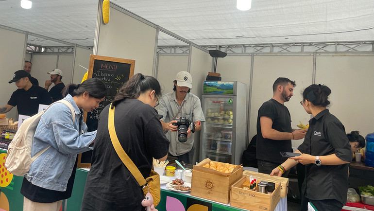 Du khách thích thú với các món ăn đường phố do các nhà hàng nổi tiếng thực hiện.