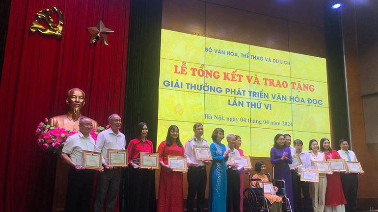 Các cá nhân và tập thể được trao giải thưởng Phát triển Văn hóa đọc 2024.