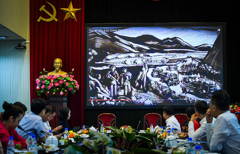 Họa sĩ kể câu chuyện lịch sử ở Truông Bồn bằng tranh cát.