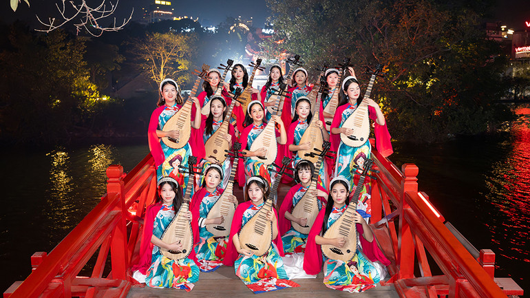 MV được ghi hình tại nhiều địa điểm.