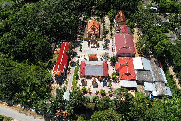 Mỗi ngôi chùa dù lớn hay nhỏ, đều là một cụm công trình kiến trúc bao gồm tường rào, cổng chính, cổng phụ, chính điện, sala, các dãy nhà tăng, nhà hội, giảng đường và tháp chứa tro cốt…Tất cả đều được xây dựng với nghệ thuật kiến trúc hết sức đa dạng, độc đáo, kỳ công và được trang trí bởi những đường nét, hoa văn, họa tiết chạm khắc, đắp nổi rất công phu, tinh tế, sinh động.