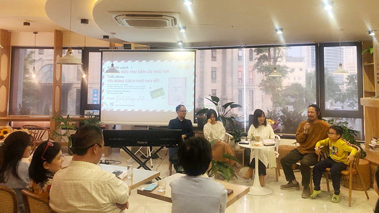 Buổi trò chuyện về cuốn sách của nhà thơ Đinh Hoàng Anh. Buổi trò chuyện về cuốn sách của nhà thơ Đinh Hoàng Anh.