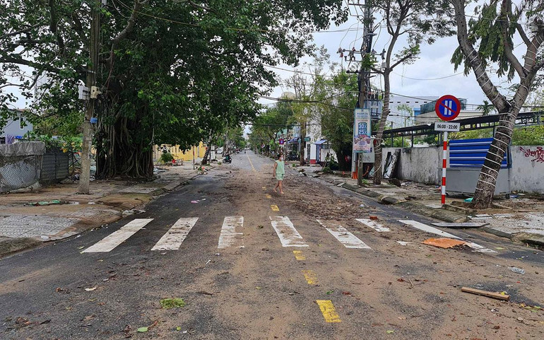 Nhiều con đường còn ngổn ngang bùn đất.