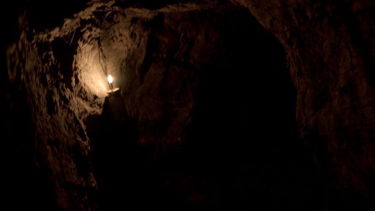 Địa đạo được xây dựng tại phim trường của HK Film. (Ảnh: Galaxy)