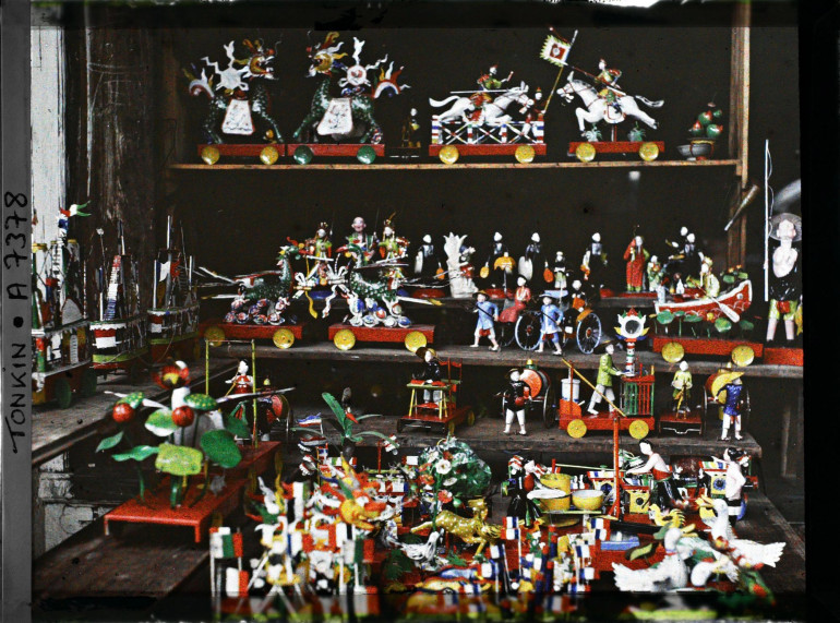 Những món đồ chơi bằng sắt tây thủ công rất tinh xảo. (Ảnh: Léon Busy/ Albert-Kahn Museum).