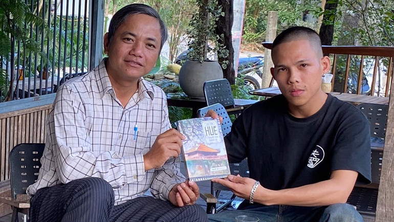 Nhà văn Phi Tân và họa sĩ Phan Tuấn Vũ.