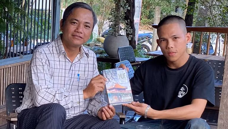 Nhà văn Phi Tân và họa sĩ Phan Tuấn Vũ. Nhà văn Phi Tân và họa sĩ Phan Tuấn Vũ.