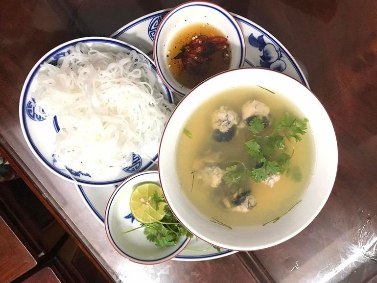 Ốc nấu thả ăn cùng bún hoặc cơm. Ốc nấu thả ăn cùng bún hoặc cơm.