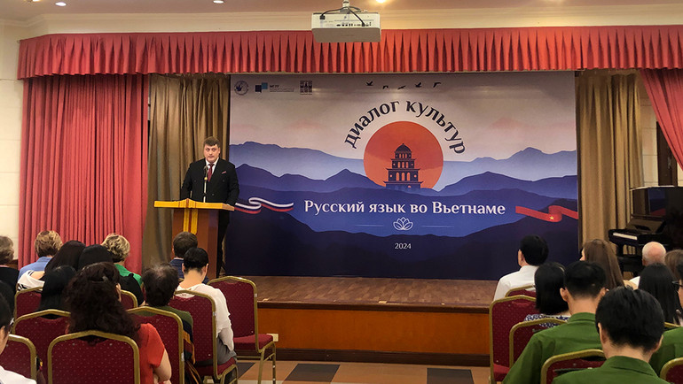 Ông Murashkin Vladimir Vladimirovich, Giám đốc Trung tâm Văn hóa và Khoa học Nga tại Hà Nội phát biểu khai mạc chương trình.