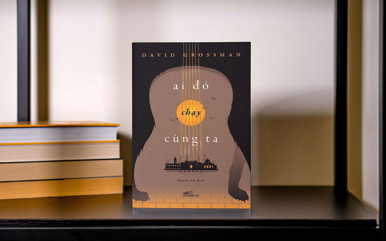 "Ai đó chạy cùng ta". (Ảnh: NHÃ NAM)