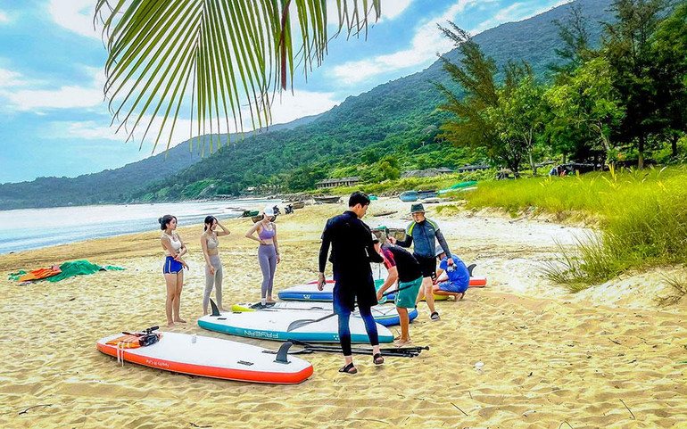 Kênh IHQ chuẩn ghi hình hoạt động lướt ván trên biển.