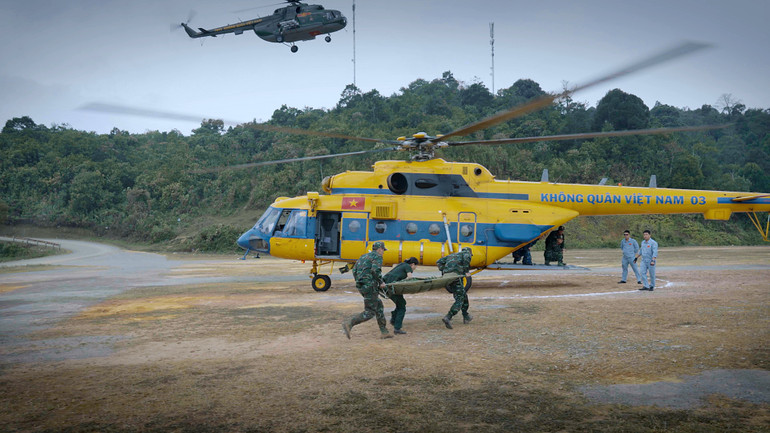 Cảnh trực thăng cứu hộ trong phim.