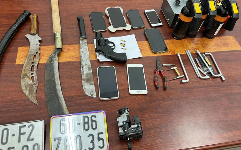 Tang vật các đối tượng sử dụng để gây án.