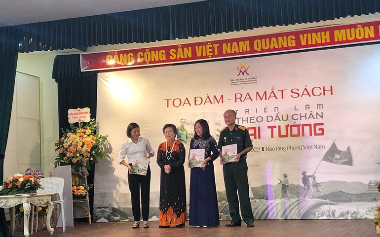 Tác giả Nguyễn Thị Mỹ Dung tặng sách cho các cơ quan, đơn vị.