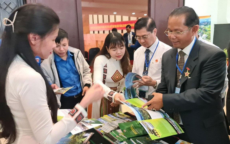 Lãnh đạo Đoàn đại biểu Campuchia tham quan các gian hàng trưng bày giới thiệu về văn hóa, đất nước, con người, tiềm năng phát triển của Việt Nam và tỉnh Đắk Nông.