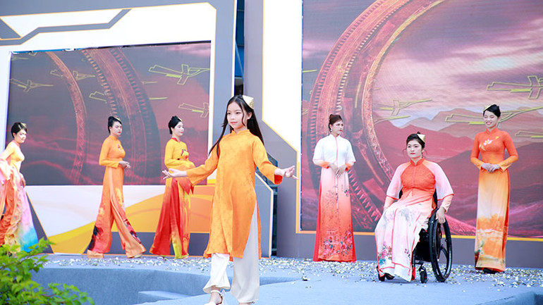 Những người mẫu đặc biệt trình diễn bộ sưu tập. Những người mẫu đặc biệt trình diễn bộ sưu tập.