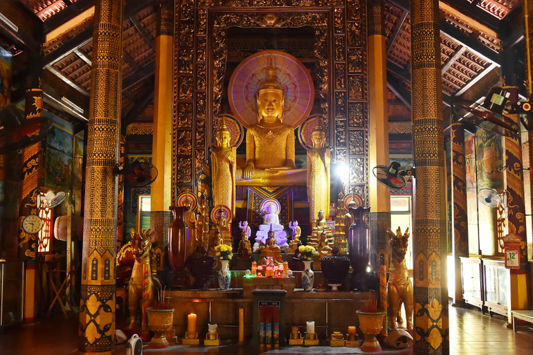 Trong tất cả các ngôi chùa, chính điện là nơi hội tụ về nghệ thuật kiến trúc, điêu khắc đạt đến mức đỉnh cao của văn hóa Khmer. Bên trong chính điện chùa Khmer luôn được trang trí với những họa tiết, hoa văn tinh tế, rực rỡ, lộng lẫy là sự kết hợp hài hòa giữa nghệ thuật điêu khắc và hội họa truyền thống Khmer.