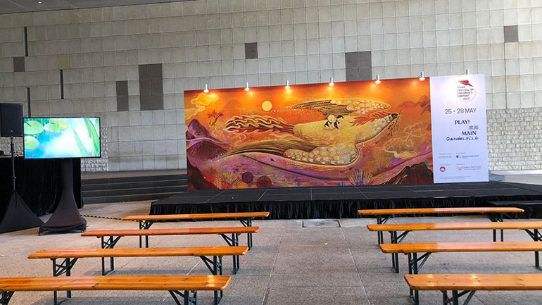 Bức tranh trong cuốn “Tìm Mẹ và các truyện dân gian khác” (Phạm Rồng vẽ) của NXB Kim Đồng đã được BTC Hội sách lựa chọn làm sân khấu chính.