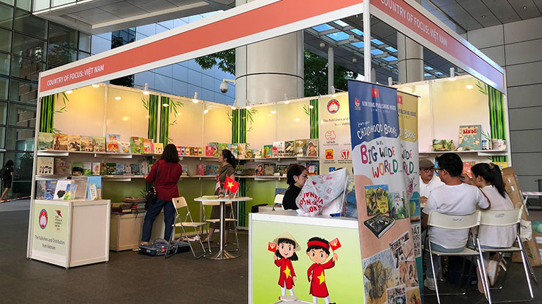 Gian trưng bày sách Việt Nam tại Hội chợ.