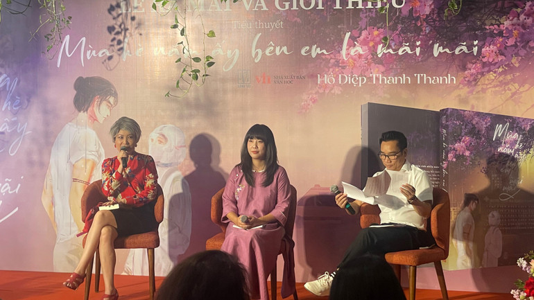 Nhà văn Di Li và nhà báo Ngô Bá Lục cùng tác giả Hồ Điệp Thanh Thanh tại lễ ra mắt sách.