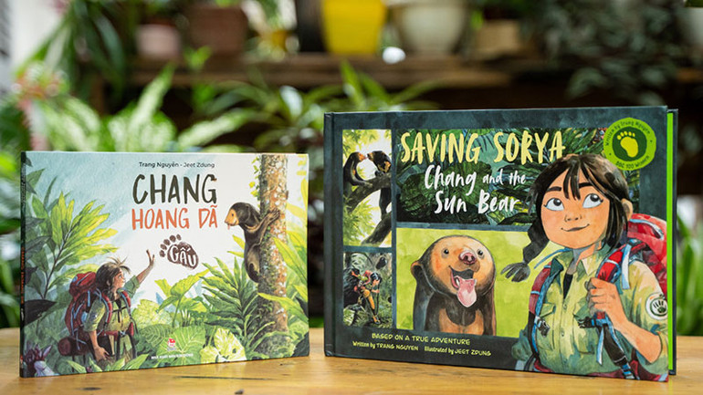 "Chang hoang dã - Gấu" bản tiếng Việt của Nhà xuất bản Kim Đồng và "Saving Sorya: Chang and the Sun Bear" bản tiếng Anh của Kingfisher. (Ảnh: NXB Kim Đồng cung cấp) "Chang hoang dã - Gấu" bản tiếng Việt của Nhà xuất bản Kim Đồng và "Saving Sorya: Chang and the Sun Bear" bản tiếng Anh của Kingfisher. (Ảnh: NXB Kim Đồng cung cấp)