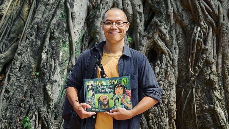 Họa sĩ Jeet Zdũng và tác phẩm Saving Sorya: Chang and the Sun Bear. (Ảnh: Nguyễn Kim Long) Họa sĩ Jeet Zdũng và tác phẩm Saving Sorya: Chang and the Sun Bear. (Ảnh: Nguyễn Kim Long)