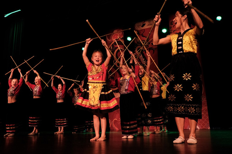 Điệu múa "Xây nhà trên nương" được trình diễn bởi các em bé người Pháp và người Việt sinh ra tại Pháp.