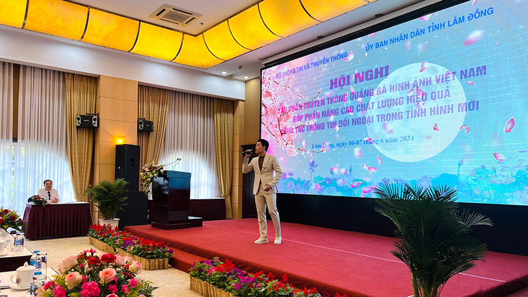 Quách Beem trình bày dự án tại Hội nghị.