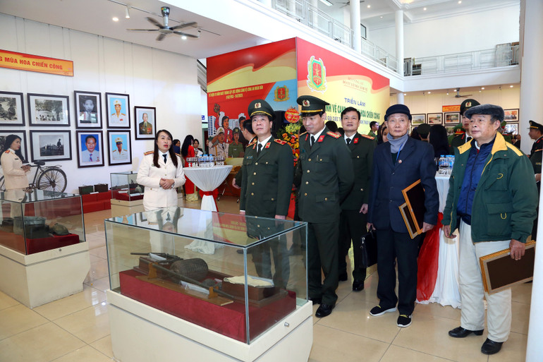 Các đại biểu tham quan triển lãm.