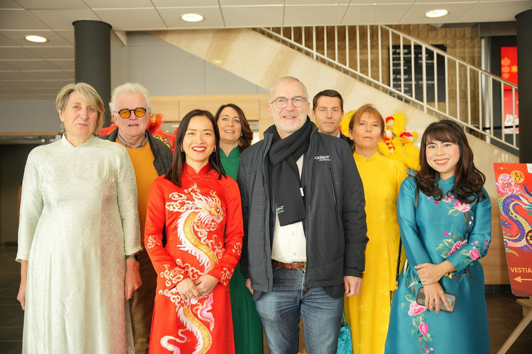 Ông Fabrice Loher, thị trưởng thành phố Lorient (áo màu đen) chụp ảnh cùng ban tổ chức chương trình và các khách mời