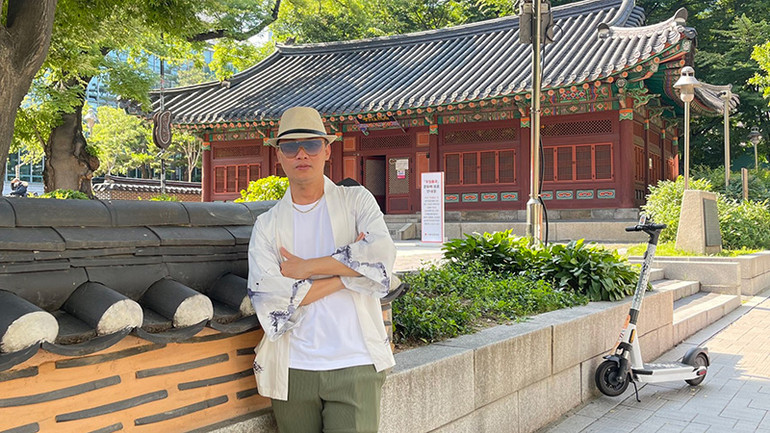 Đạo diễn Vạn Nguyên.