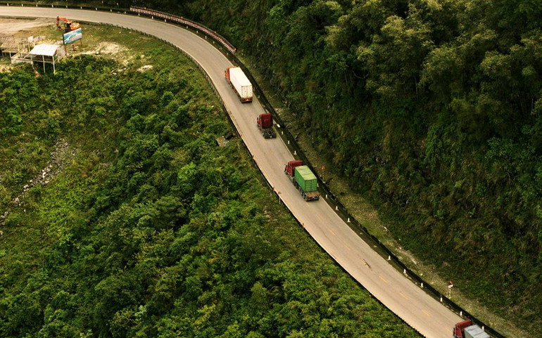 Đèo Đá Trắng (Hòa Bình) trong một cảnh rượt đuổi bằng xe container.